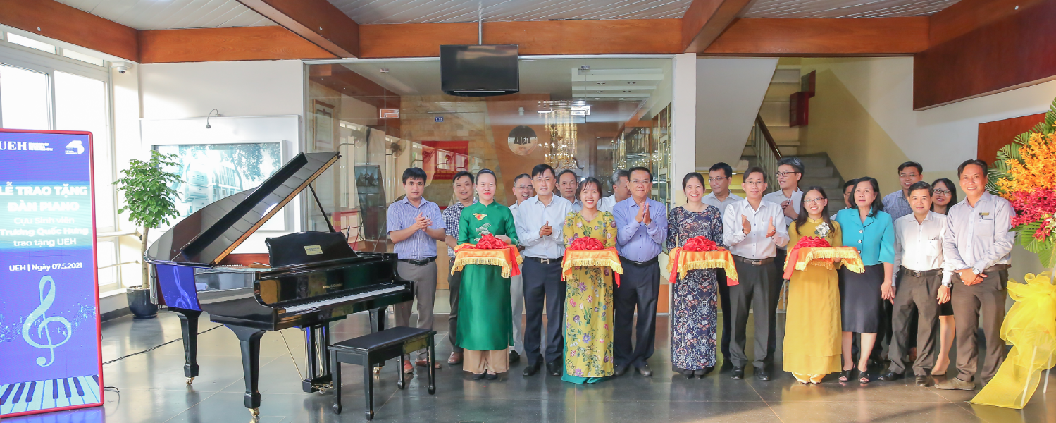 Alumni presented a Piano to UEH
