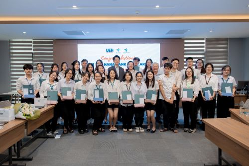 KEB Hana Bank awarding 25 scholarships to students of University of Economics Ho Chi Minh City (UEH)

