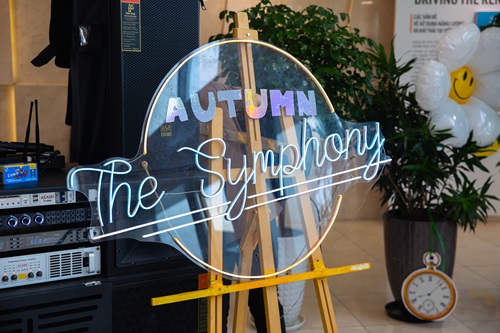 The Colors of Autumn Converge at Acoustic Show: Autumn Symphony